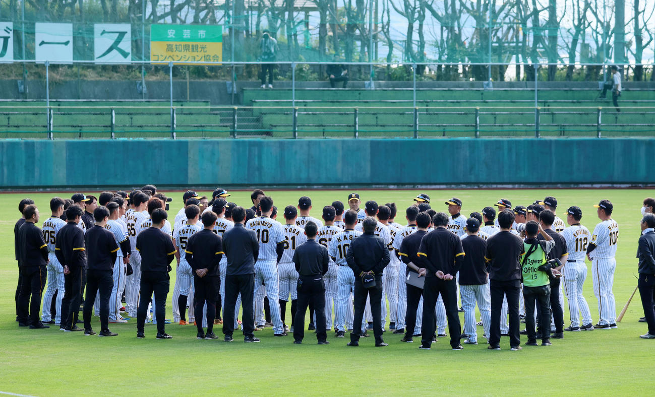 ナインに訓示する岡田監督（撮影・加藤哉）