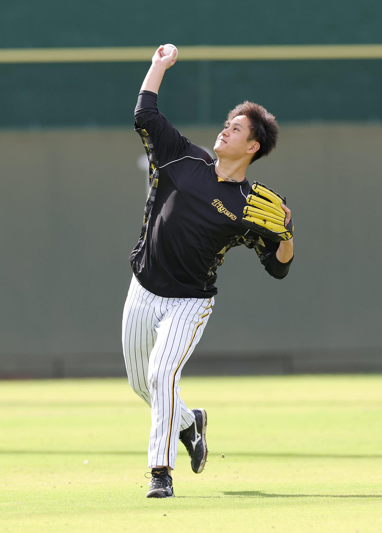 右投げでキャッチボールする阪神大竹（撮影・前田充）