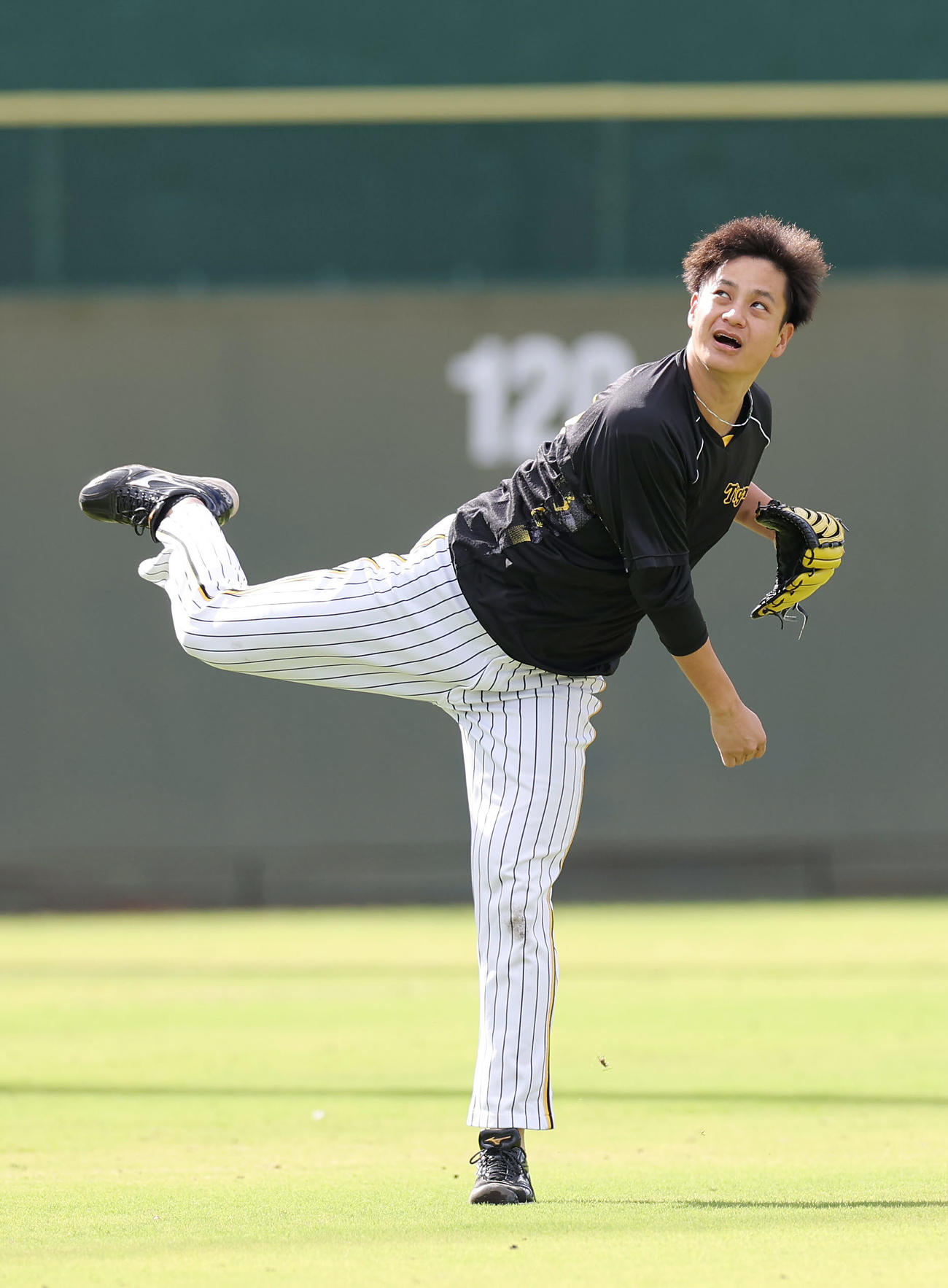 右投げでキャッチボールする阪神大竹（撮影・前田充）