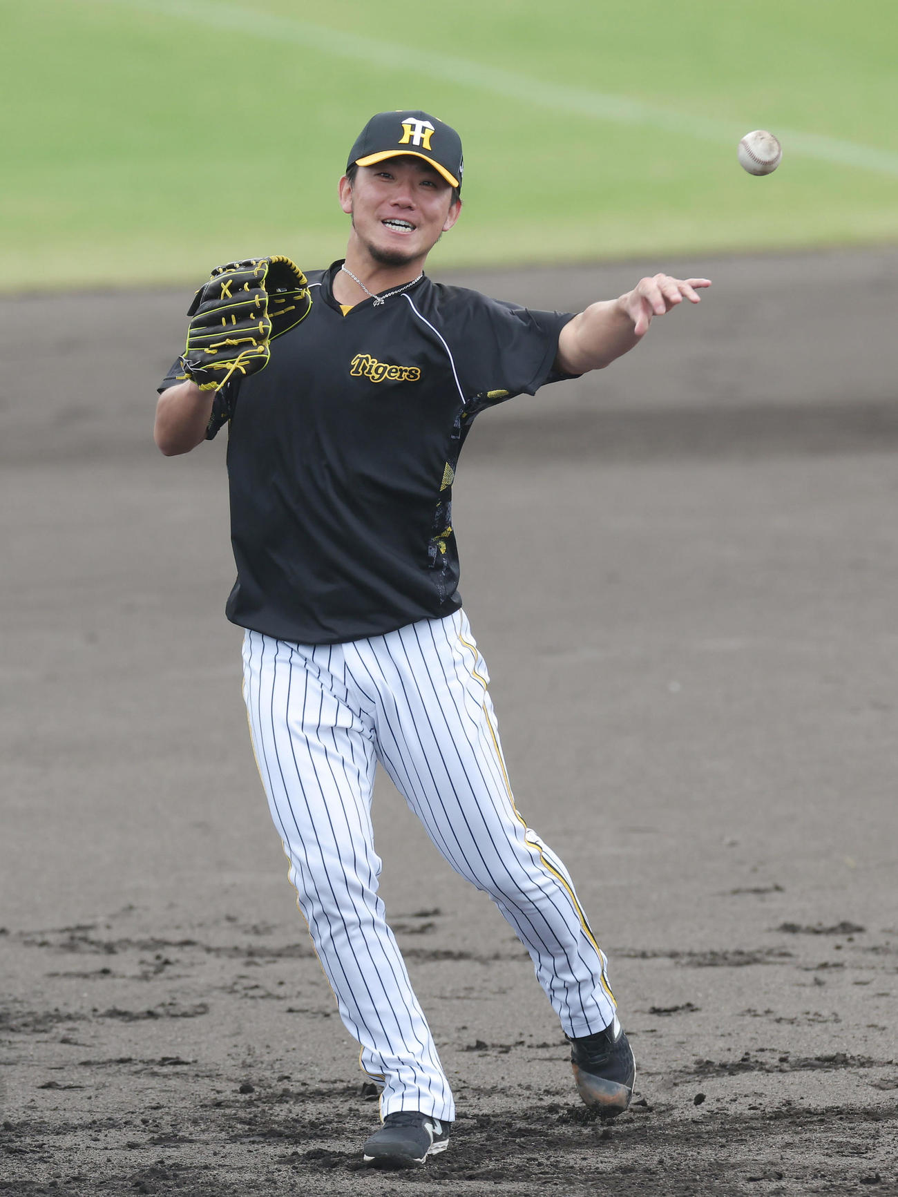 ノックを受ける阪神伊藤将（撮影・前田充）