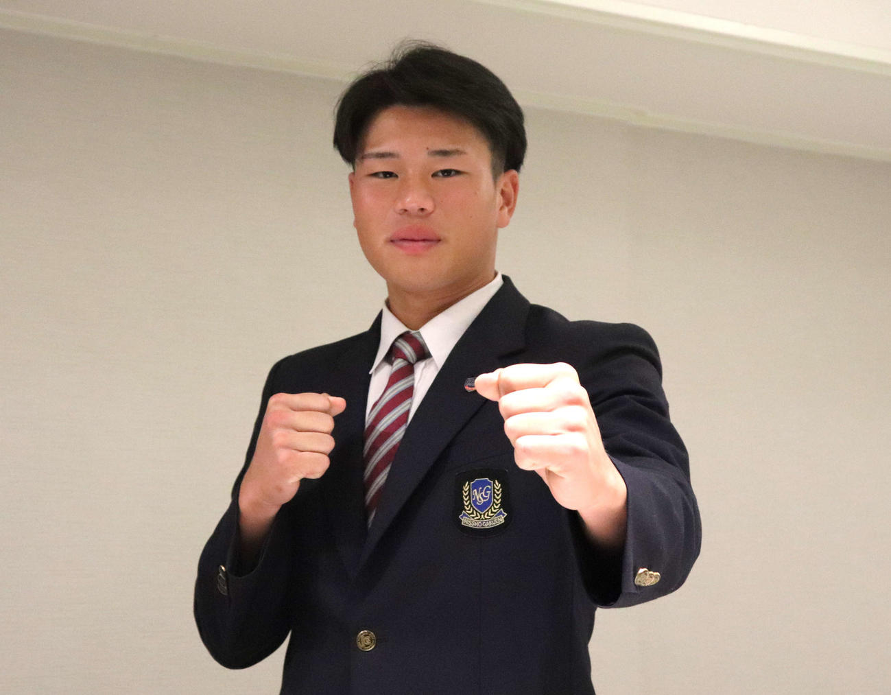 日本ハムと仮契約を結んだ、鹿児島城西・明瀬。試合では硬い表情を貫くが会見を終え、少し笑みを見せた（撮影・中島麗）