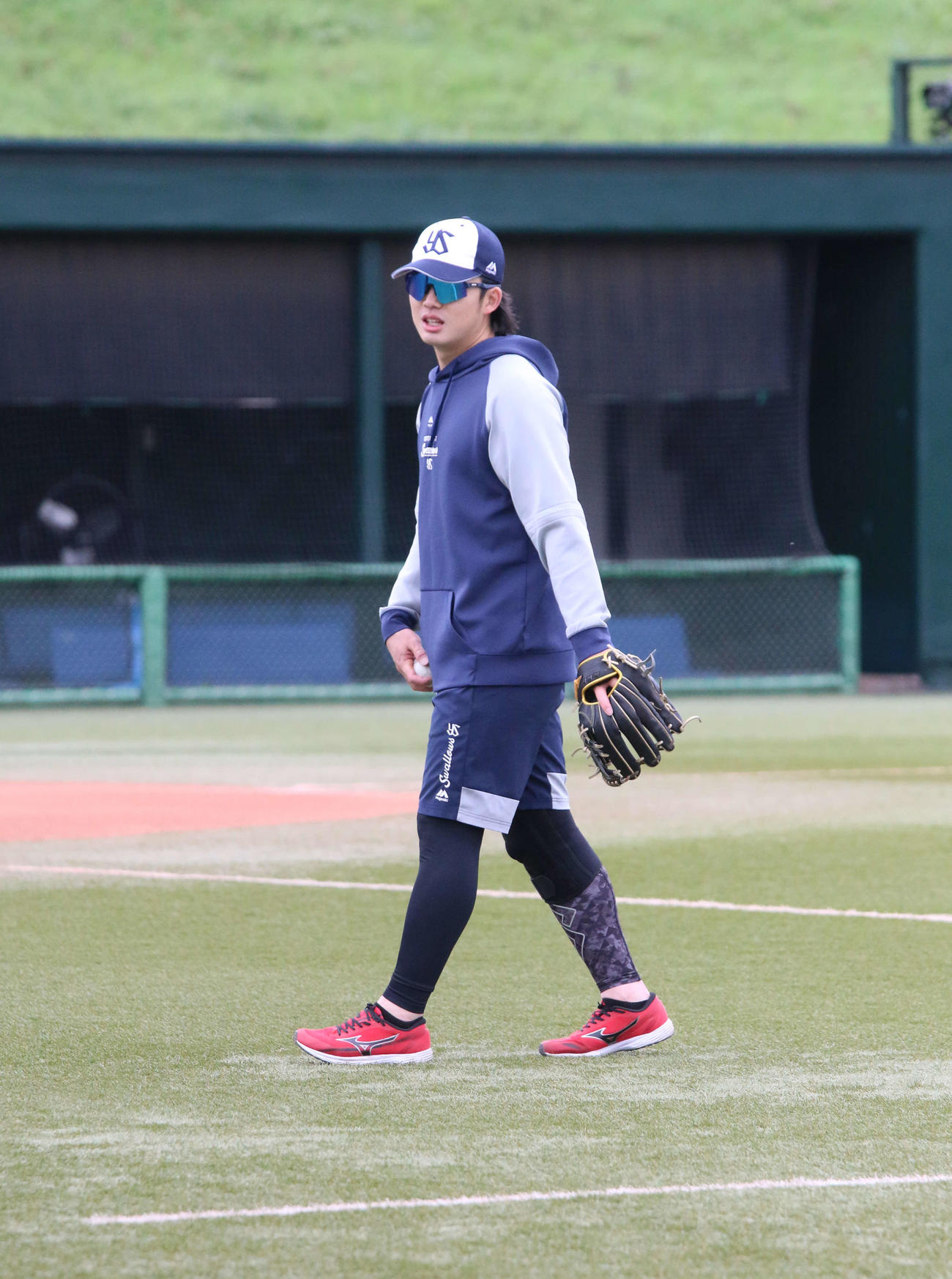 埼玉・戸田の2軍施設で故障後初めて屋外でのキャッチボールを行ったヤクルト長岡（撮影・木下大輔）
