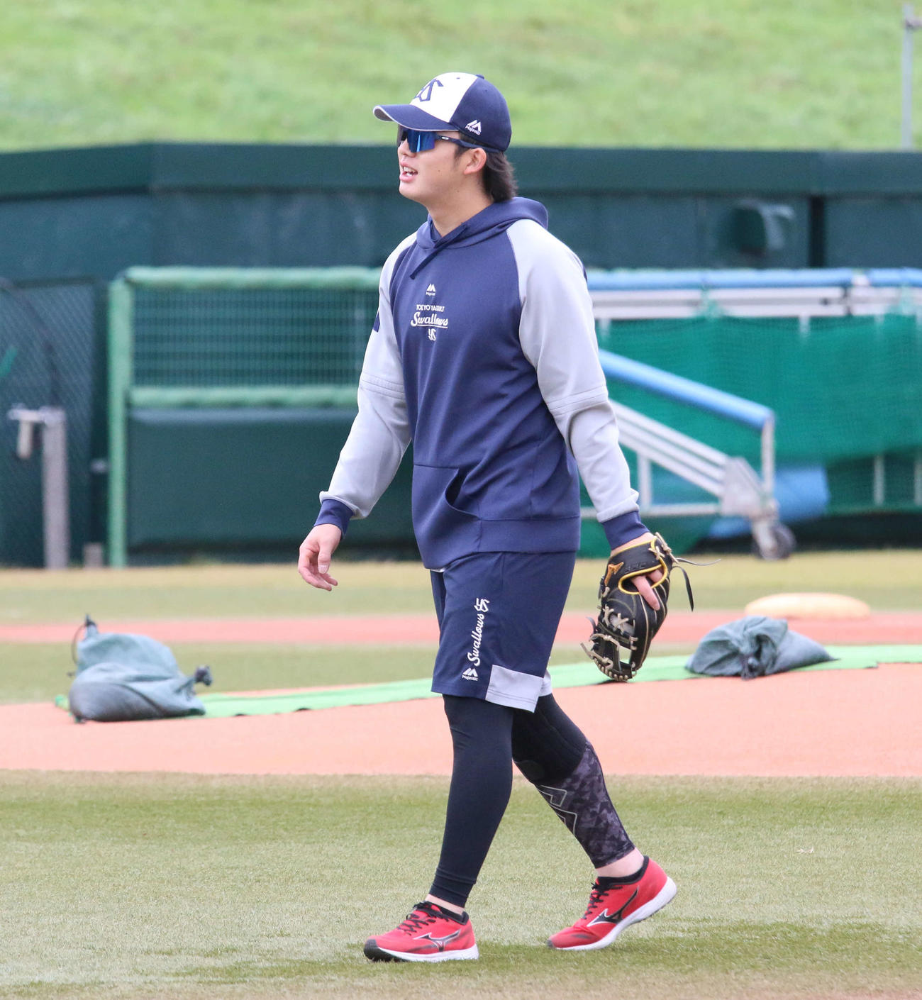 埼玉・戸田の2軍施設で故障後初めて屋外でのキャッチボールを行ったヤクルト長岡（撮影・木下大輔）