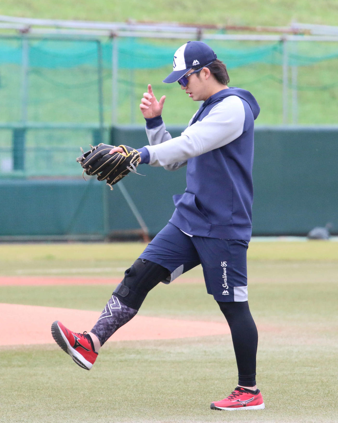 埼玉・戸田の2軍施設で故障後初めて屋外でのキャッチボールを行ったヤクルト長岡（撮影・木下大輔）