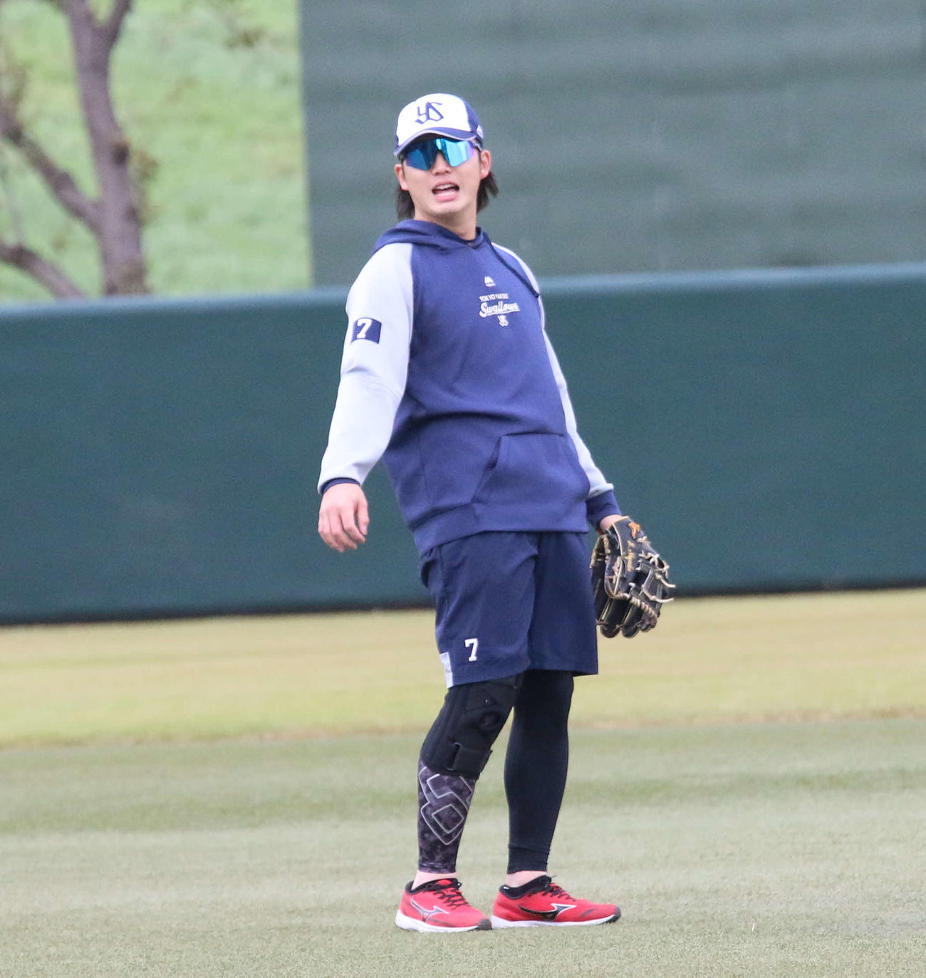 埼玉・戸田の2軍施設で故障後初めて屋外でのキャッチボールを行ったヤクルト長岡（撮影・木下大輔）