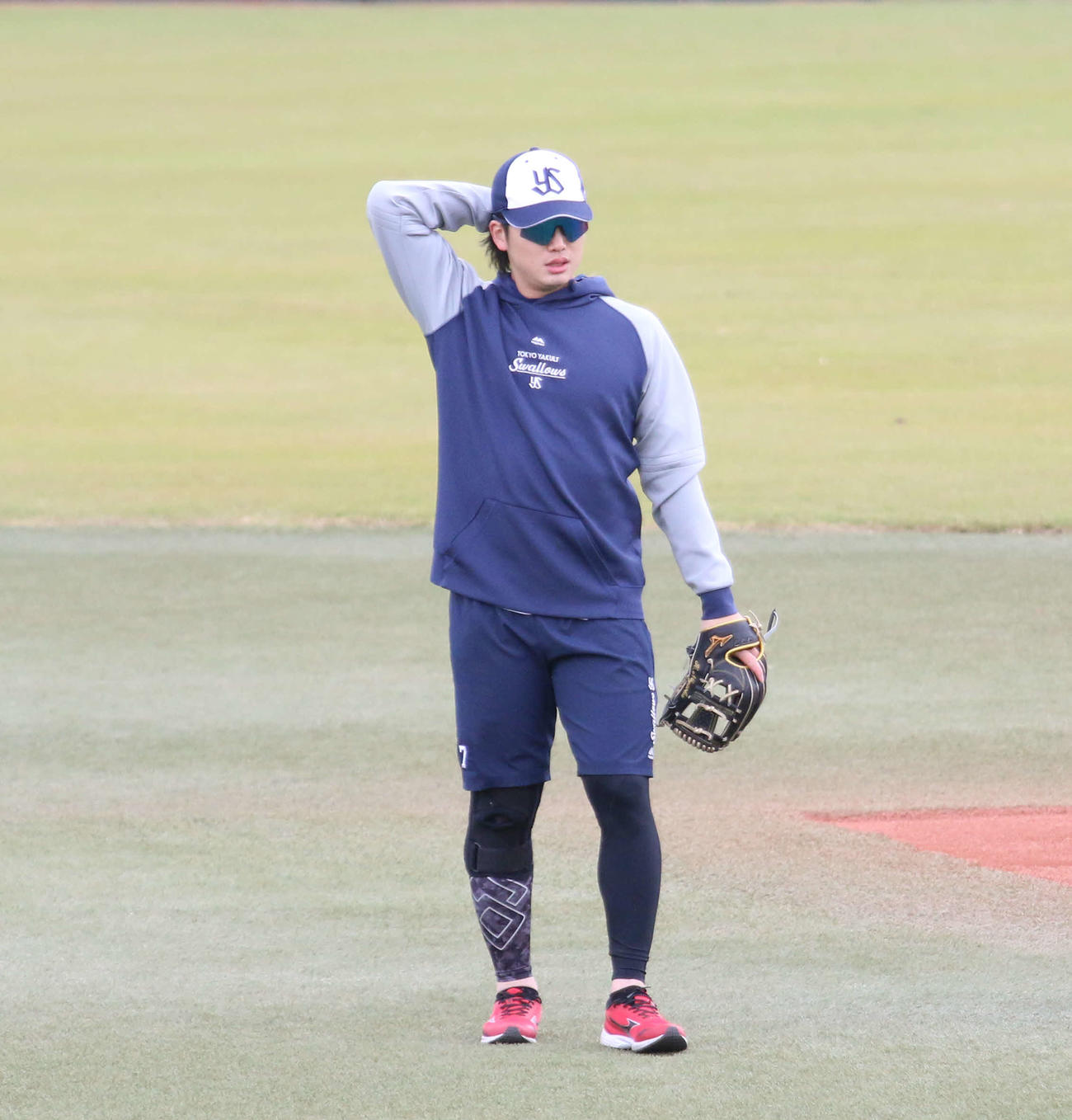 埼玉・戸田の2軍施設で故障後初めて屋外でのキャッチボールを行ったヤクルト長岡（撮影・木下大輔）
