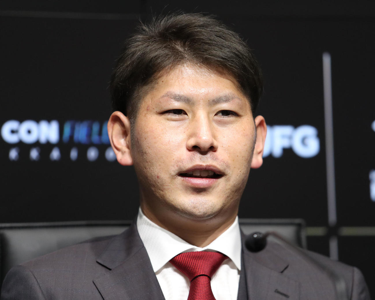 残留を表明し会見に臨む日本ハム加藤貴（撮影・佐藤翔太）
