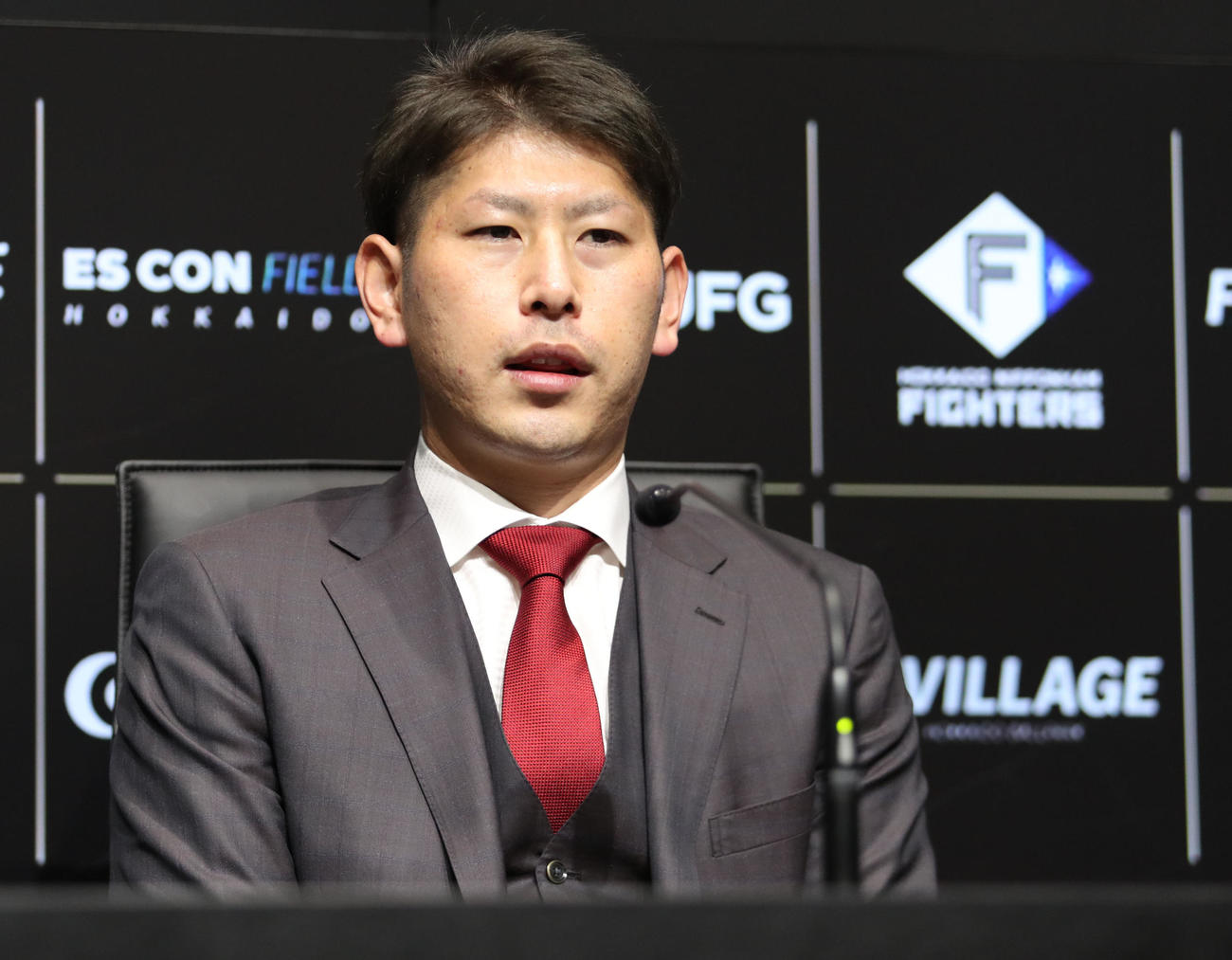 残留を表明し会見に臨む日本ハム加藤貴（撮影・佐藤翔太）