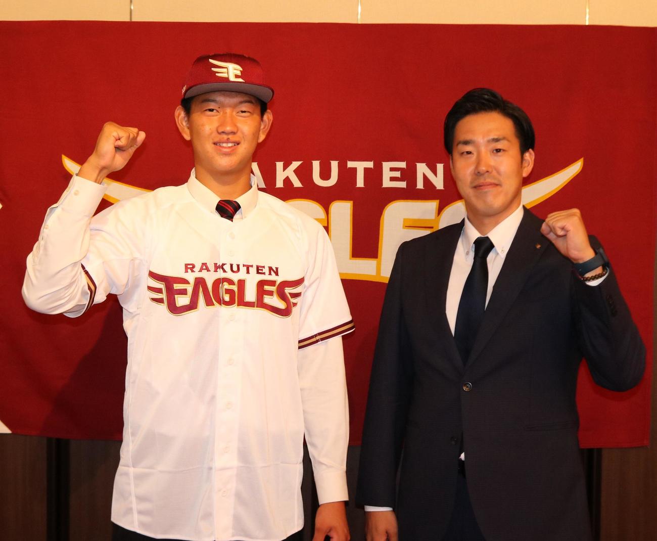 楽天ドラフト2位指名の滝川二・坂井陽翔投手が楽天と入団合意し、担当の足立祐一スカウトとガッツポーズ（撮影・林亮佑）＝2023年11月11日、兵庫県内のホテル