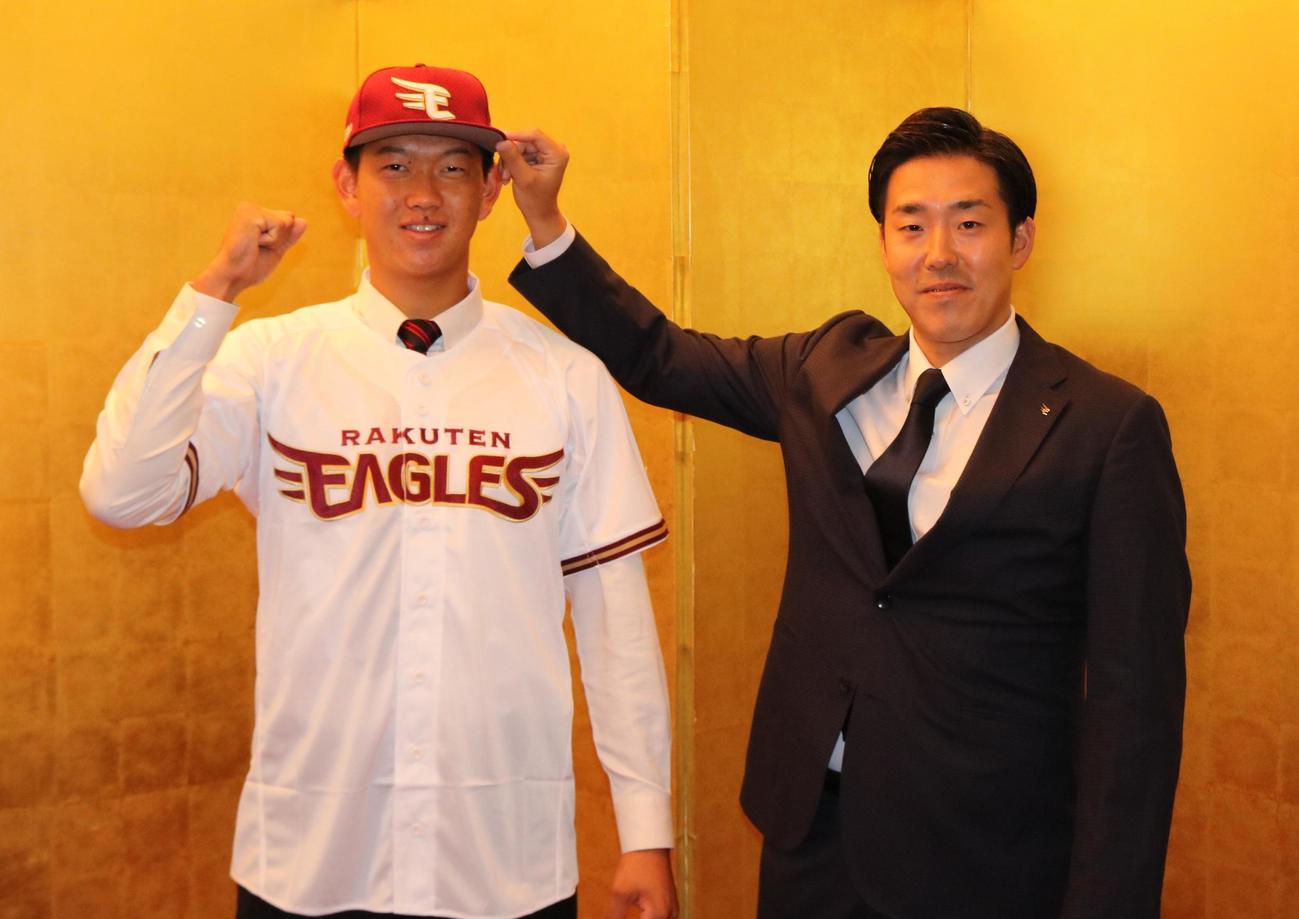 楽天ドラフト2位指名の滝川二・坂井陽翔投手が楽天と入団合意し、担当の足立祐一スカウトから帽子をかぶせてもらう（撮影・林亮佑）＝2023年11月11日、兵庫県内のホテル