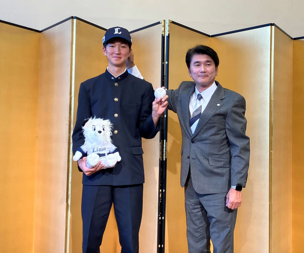 西武と入団合意した育成3位の函館大有斗・川下将勲投手（左）と担当の水沢スカウト（写真は球団提供）