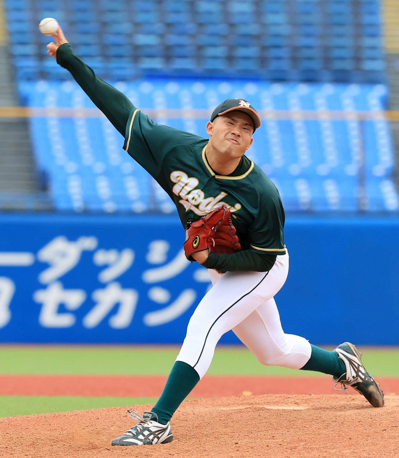 大正大対東京農大　8回表大正大の攻撃から登板した宮里（撮影・浅見桂子）