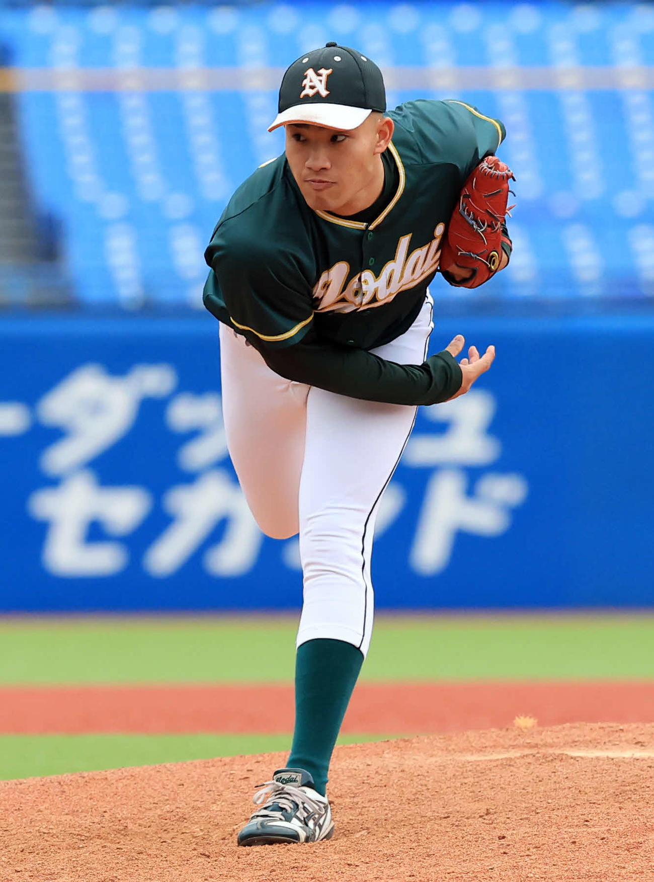 大正大対東京農大　8回表大正大の攻撃から登板した宮里（撮影・浅見桂子）