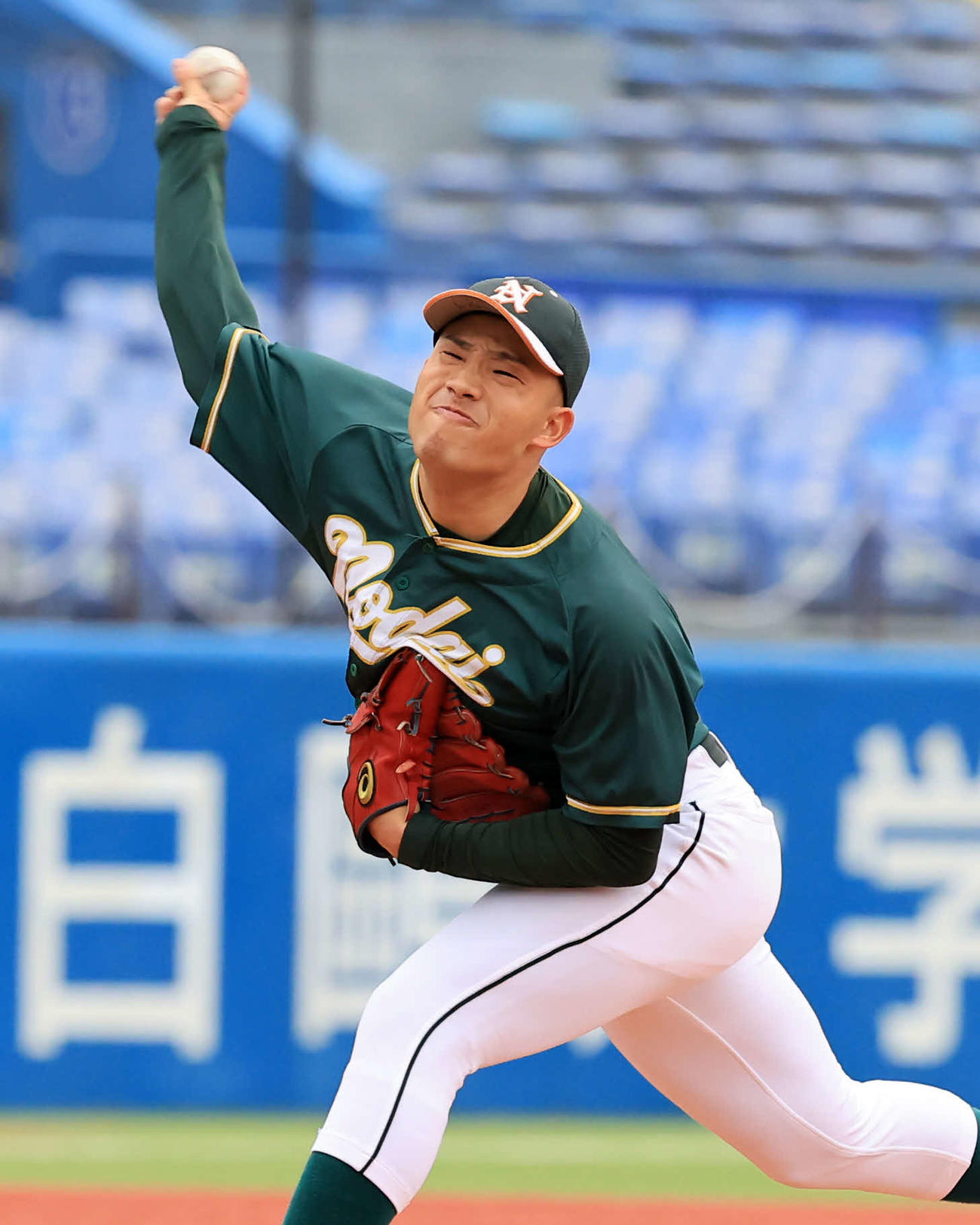 大正大対東京農大　8回表大正大の攻撃から登板した宮里（撮影・浅見桂子）