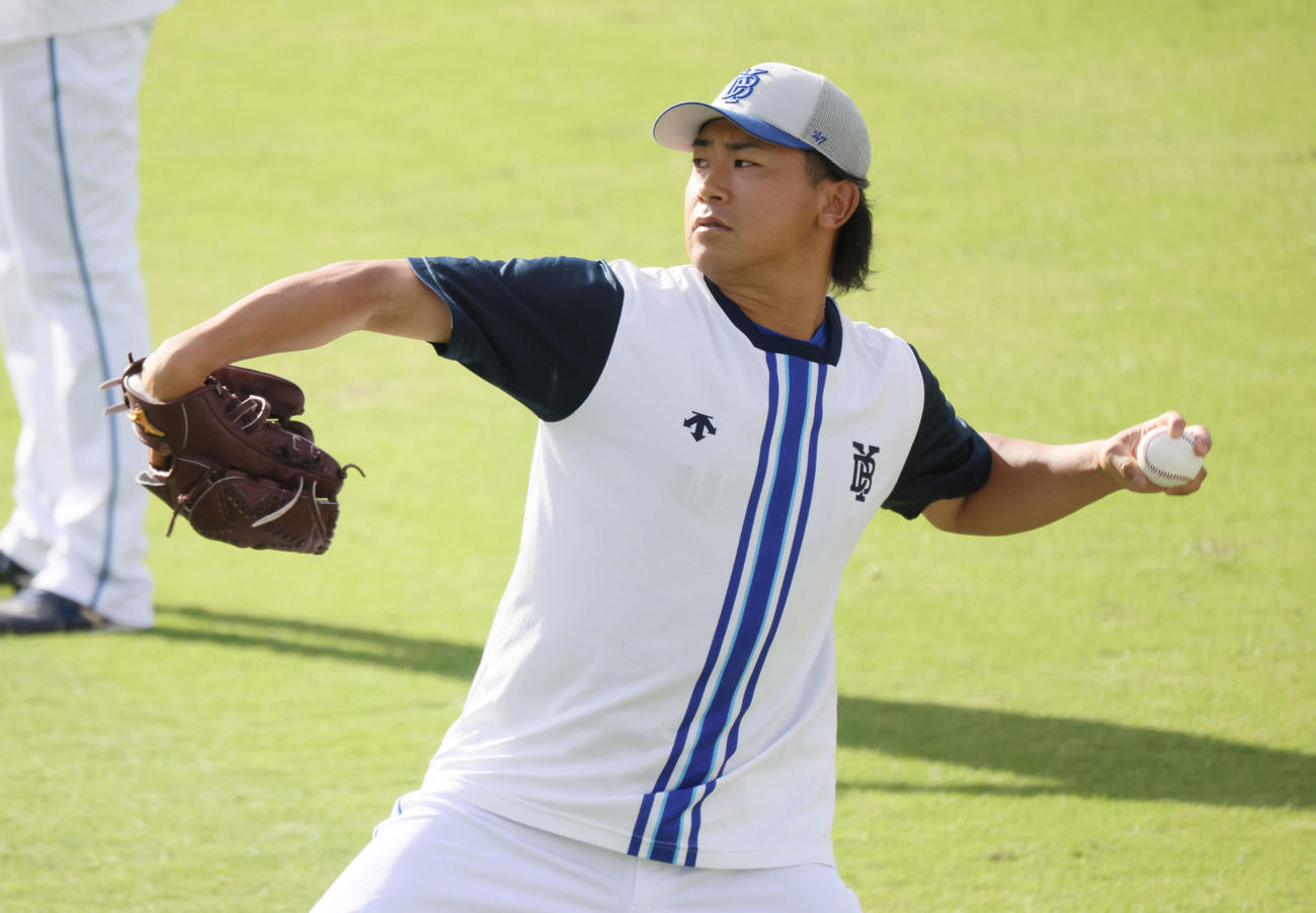 キャッチボールをするDeNA今永昇太（2023年10月13日撮影）