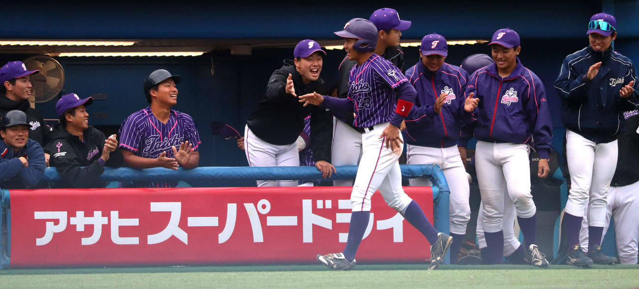 大正大対東農大　2点目のホームを踏み、祝福される大正大・田中慎（撮影・佐瀬百合子）