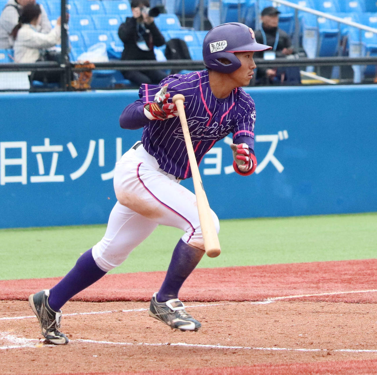 大正大対東農大　先制打を放つ大正大・田中慎（撮影・佐瀬百合子）