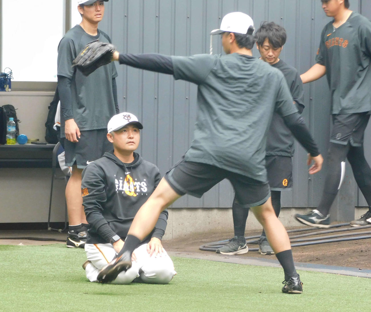 直江（背中）に投球フォームを指導する杉内投手コーチ