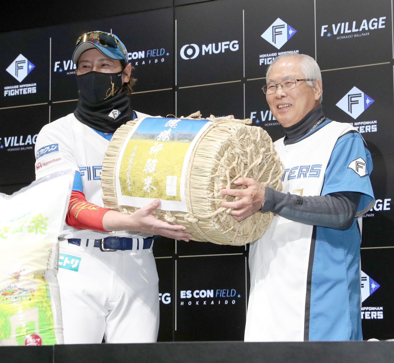 日本ハム新庄監督（左）は上野北広島市長から健勝祈願米を贈呈される（撮影・佐藤翔太）