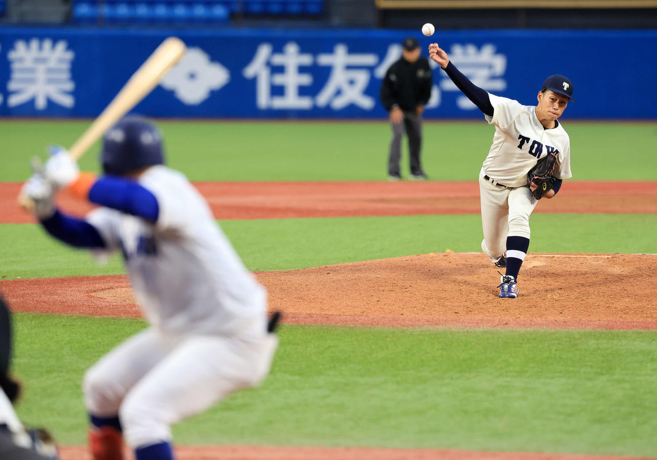 東洋大対駒大　4回裏駒大無死、打者岩本に投げ込む岩崎（撮影・浅見桂子）