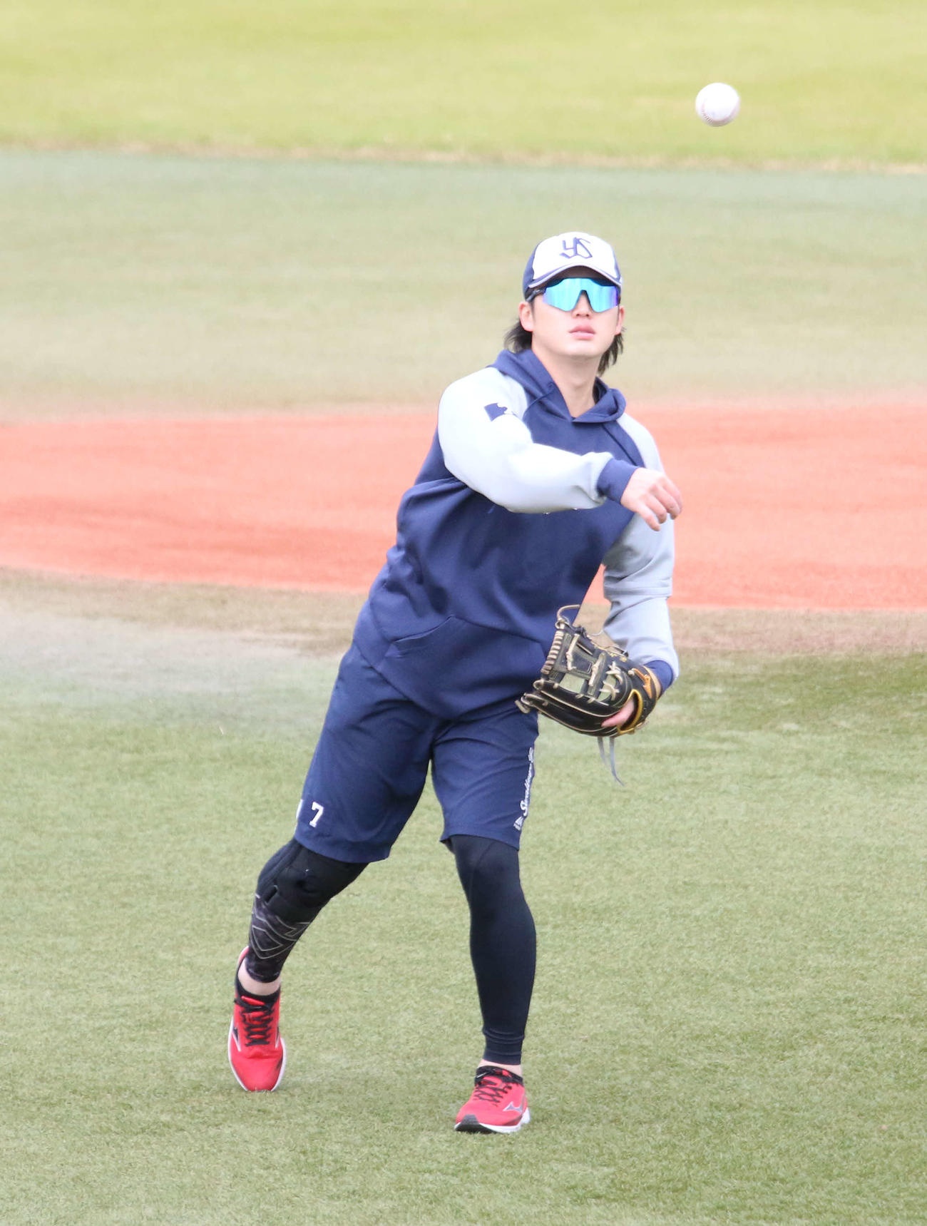 埼玉・戸田の2軍施設で故障後初めて屋外でのキャッチボールを行ったヤクルト長岡（撮影・木下大輔）