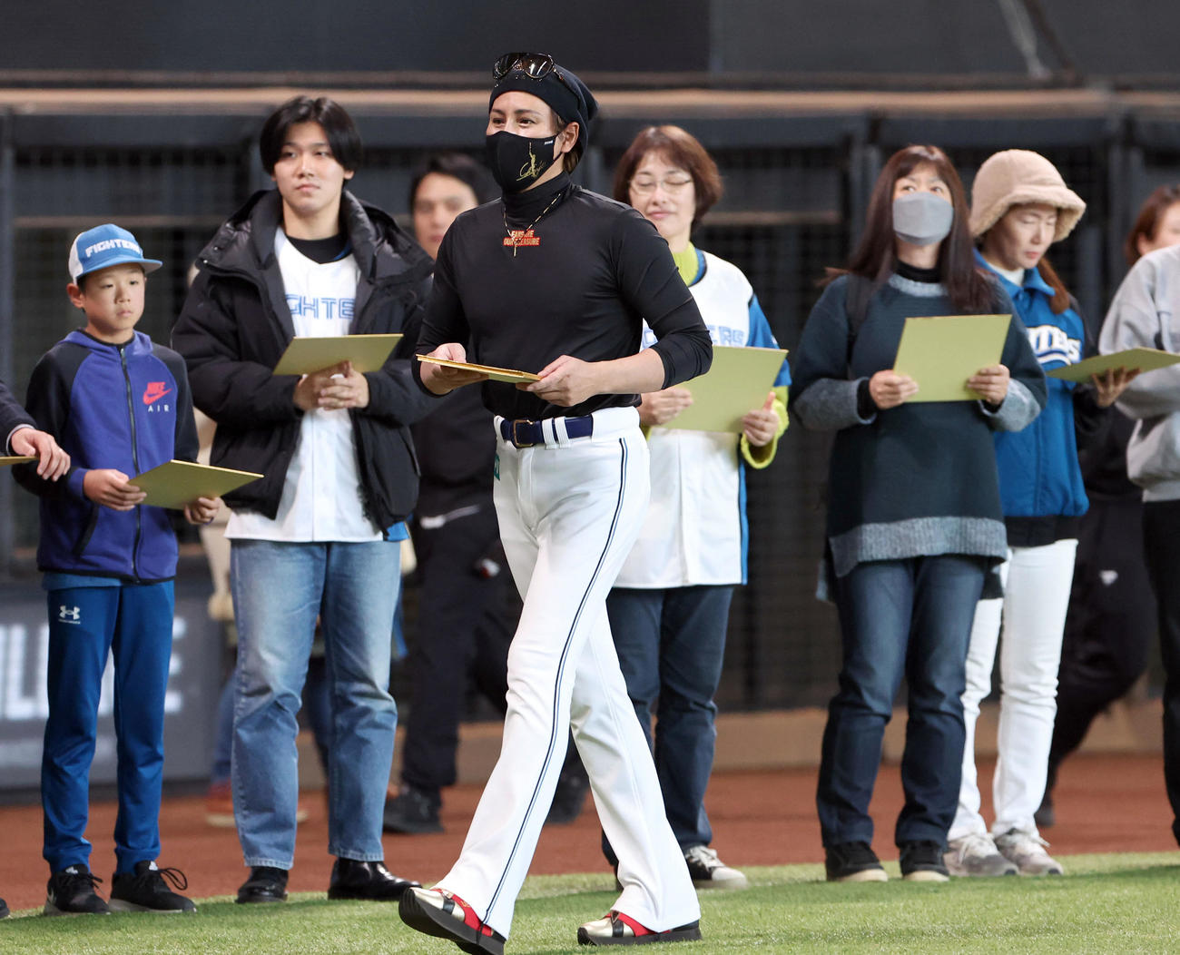サイン色紙をプレゼントをする日本ハム新庄監督（撮影・佐藤翔太）