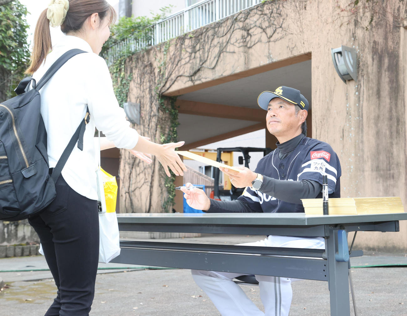 サイン会を開いた小久保監督は並んだ全員にサインをしてファンを喜ばせた（撮影・梅根麻紀）