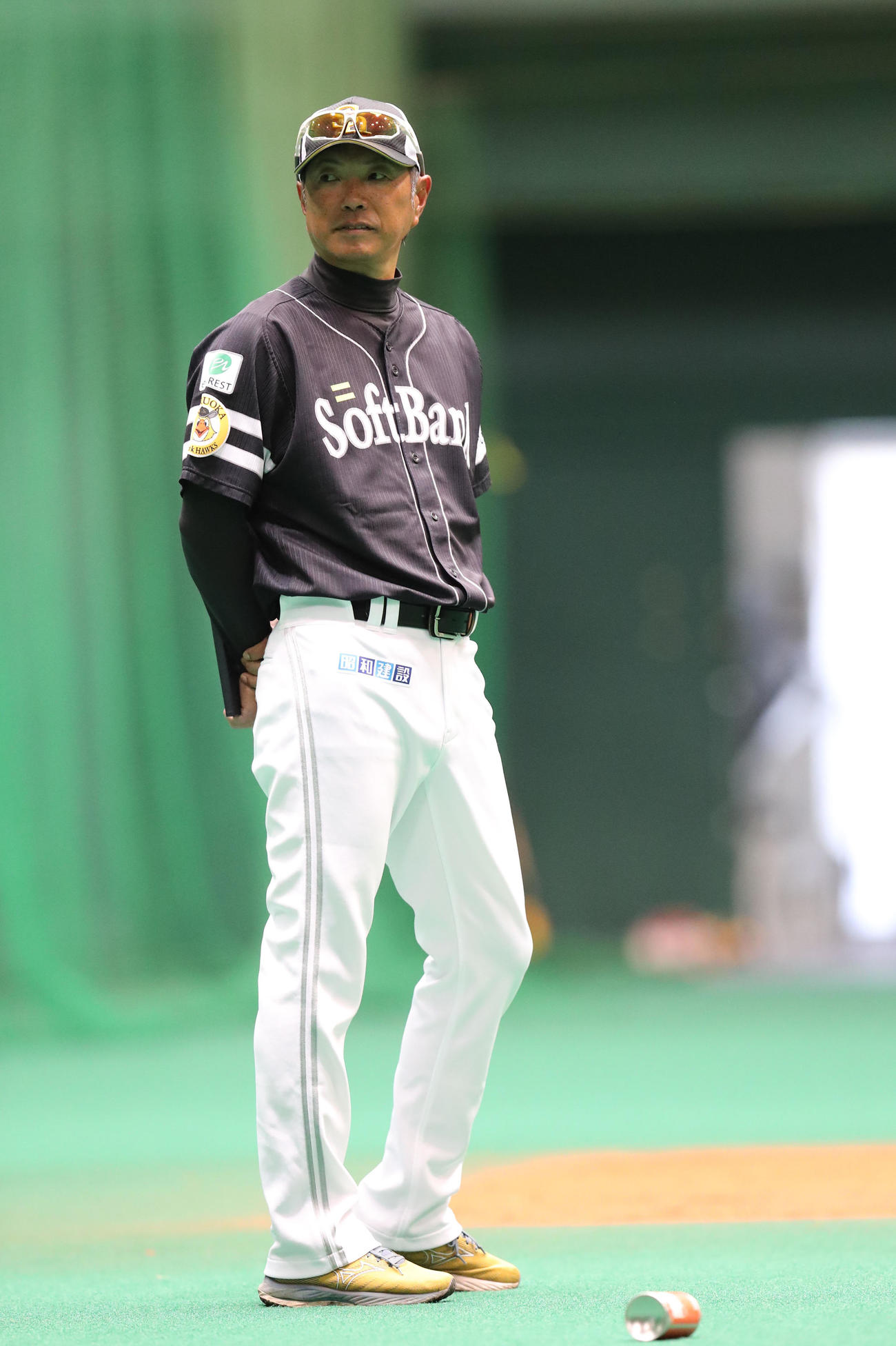 室内練習場で打撃練習を見守る小久保監督（撮影・梅根麻紀）