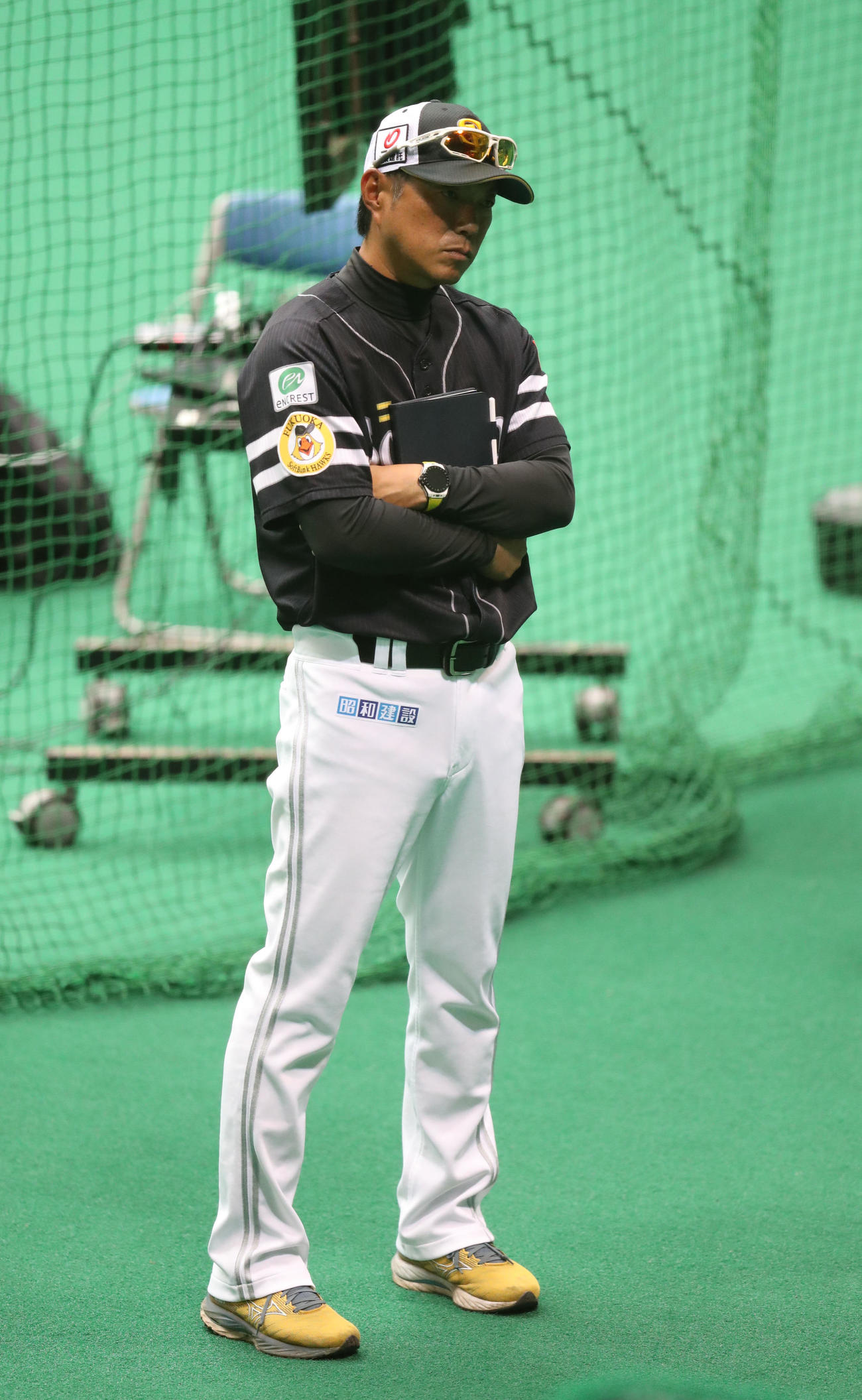 室内練習場で打撃練習を見守る小久保監督（撮影・梅根麻紀）
