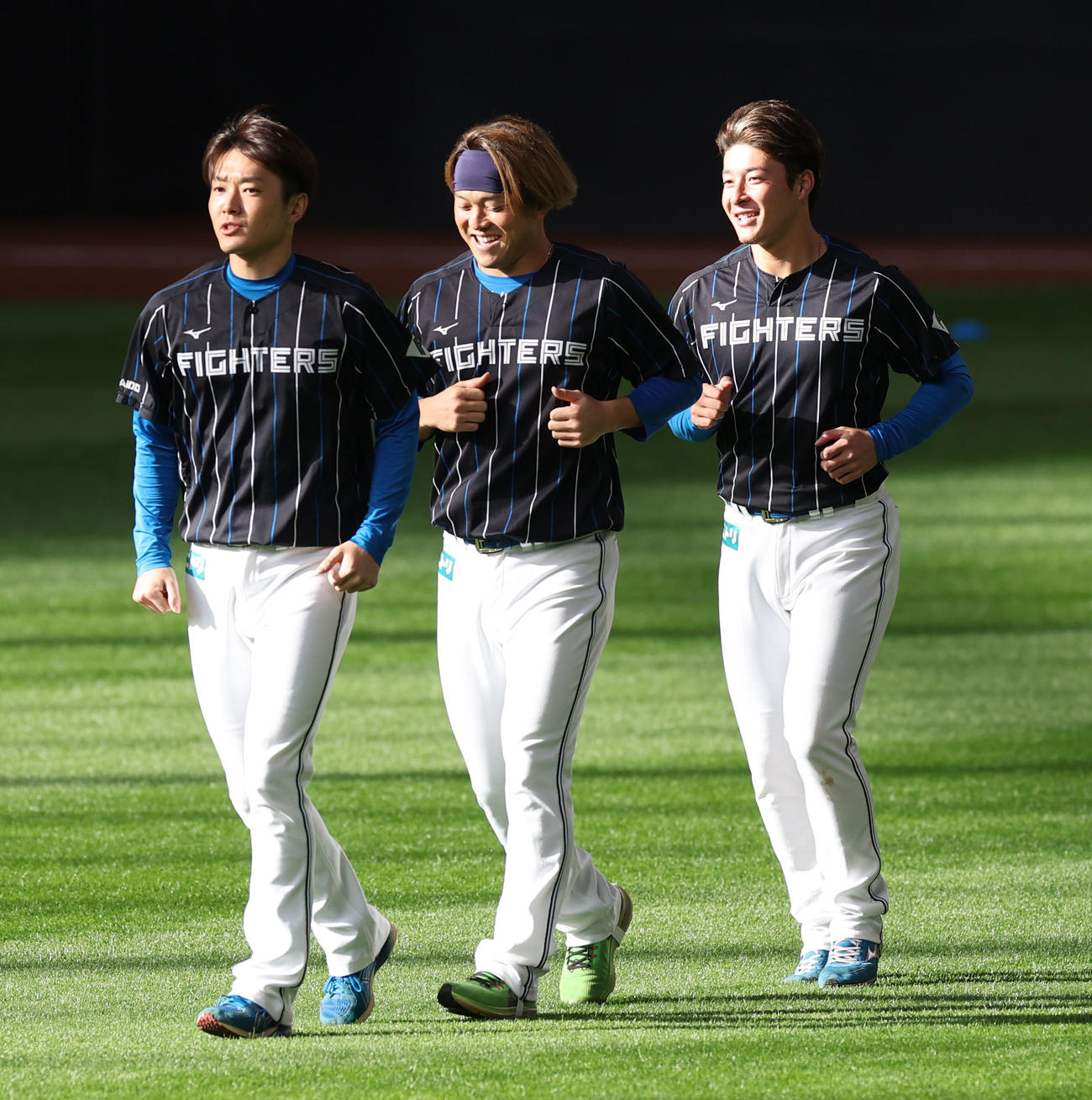 仲良く整列しながらランニングをする日本ハムの、左から玉井、生田目、吉田（撮影・佐藤翔太）