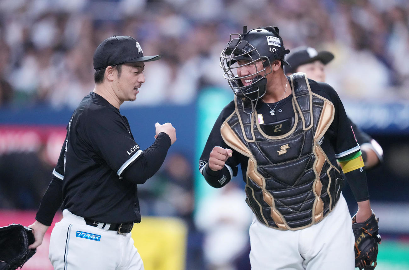 10月18日パ・クライマックスシリーズ（CS）ファイナルステージ第1戦　2回裏を抑え、笑顔を見せる美馬（左）と松川
