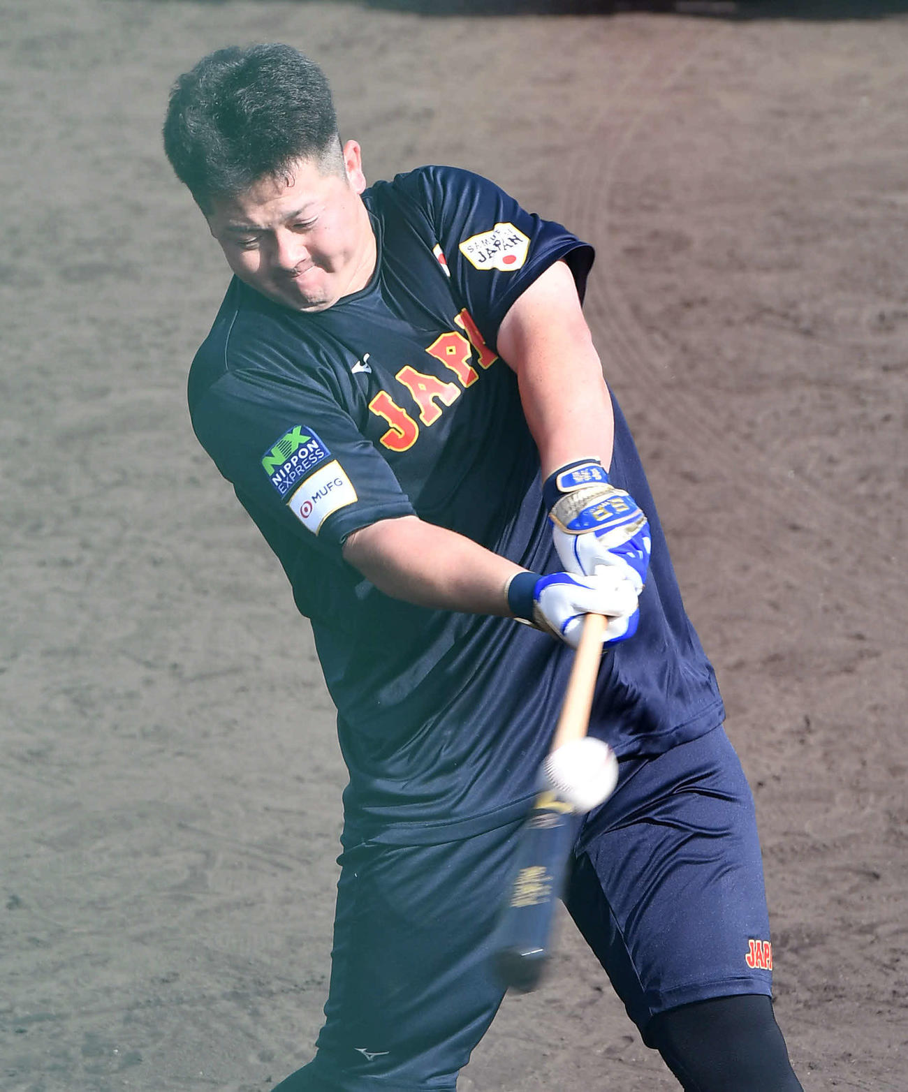 ロングティーを行う牧（撮影・岩下翔太）
