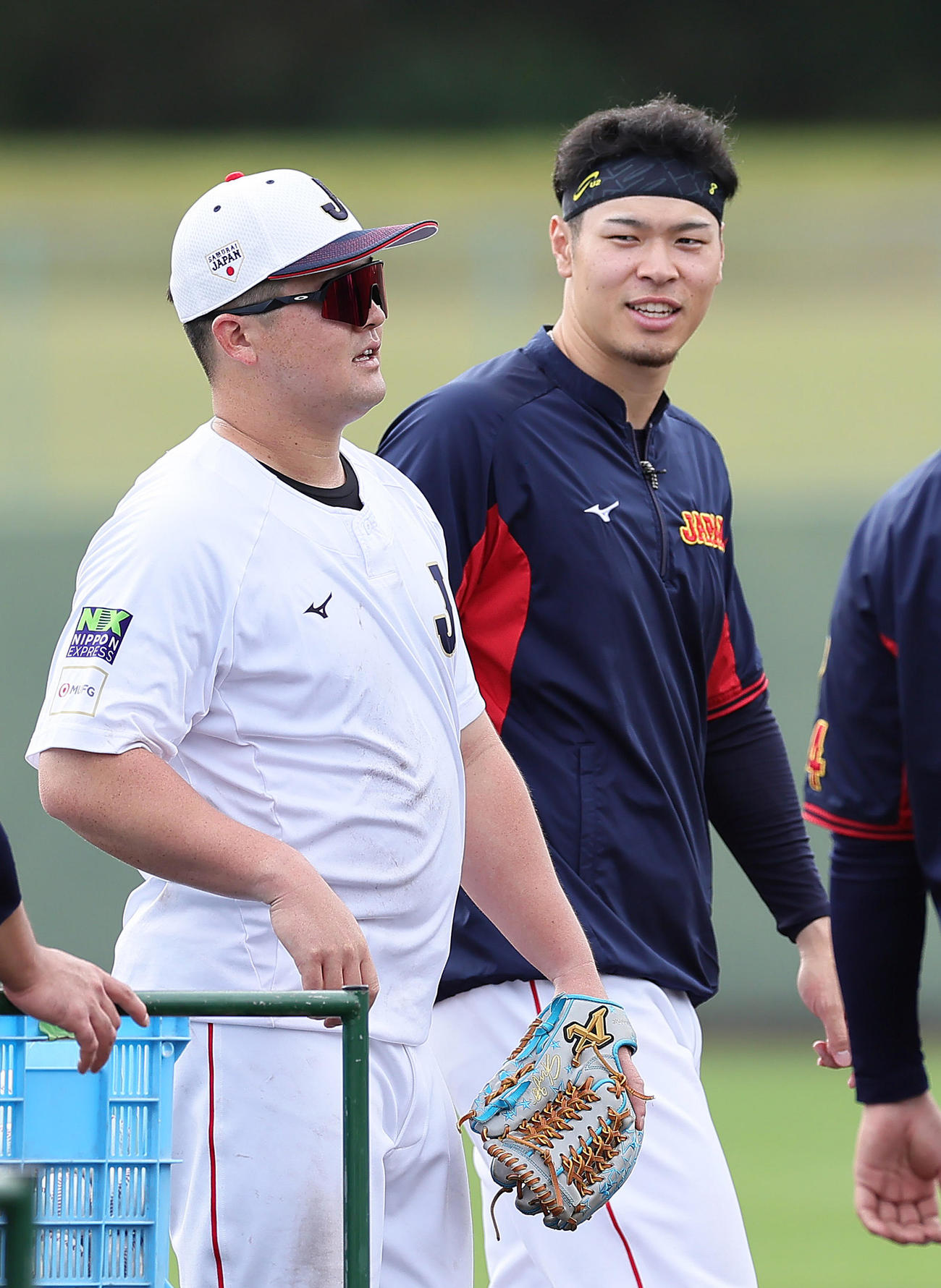 全体練習を終え、笑顔で引き揚げる牧（左）と佐藤輝（撮影・足立雅史）
