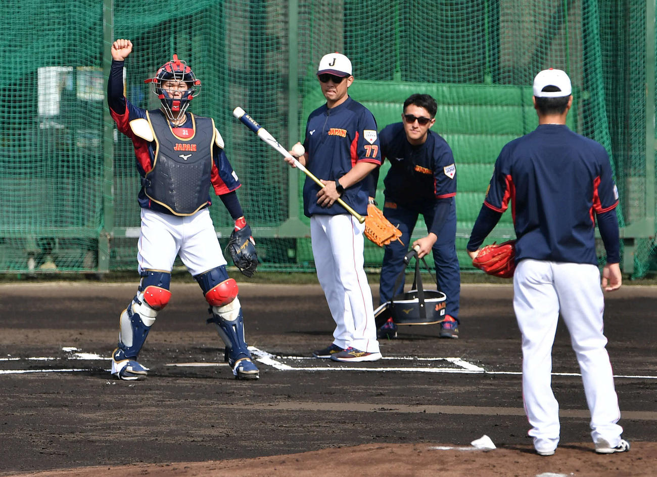 サインプレーで侍ジャパンナインにサインを出す坂倉（撮影・岩下翔太）