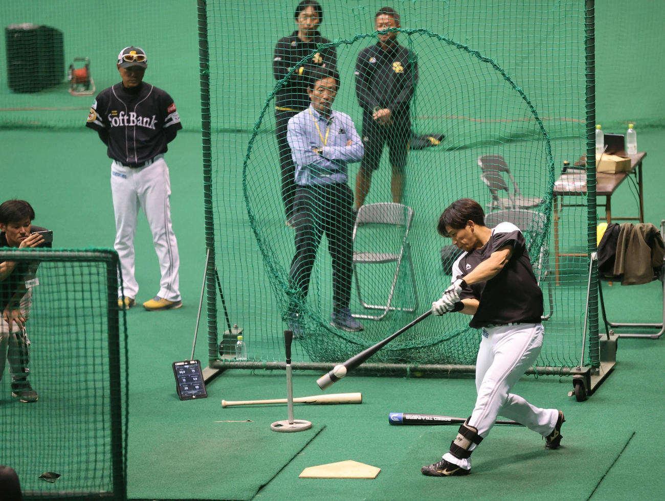 ドライブライン測定の結果を受けフォーム等のチェックをする野村。左から2人目は小久保監督（撮影・梅根麻紀）