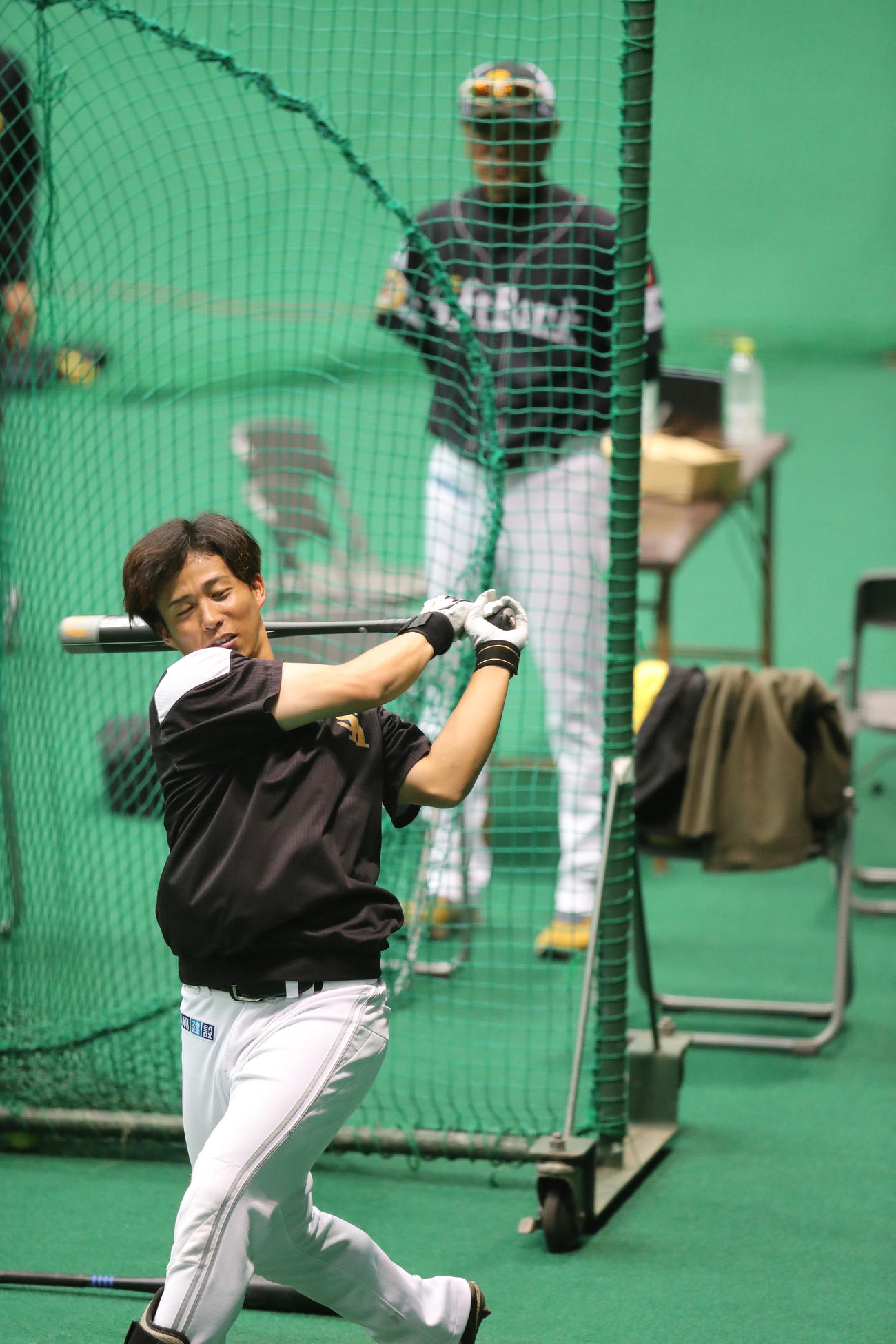 ドライブライン測定の結果を受けフォーム等のチェックをする野村勇、後方は小久保監督（撮影・梅根麻紀）