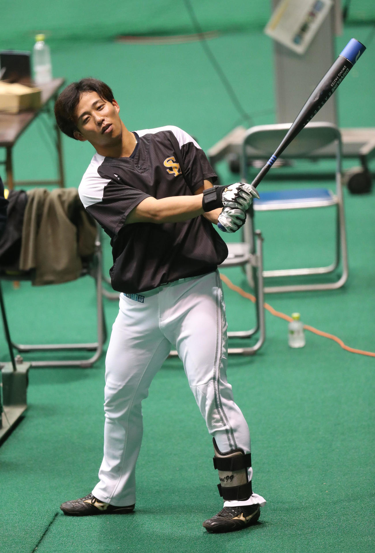 ドライブライン測定の結果を受けフォーム等のチェックをする野村勇（撮影・梅根麻紀）