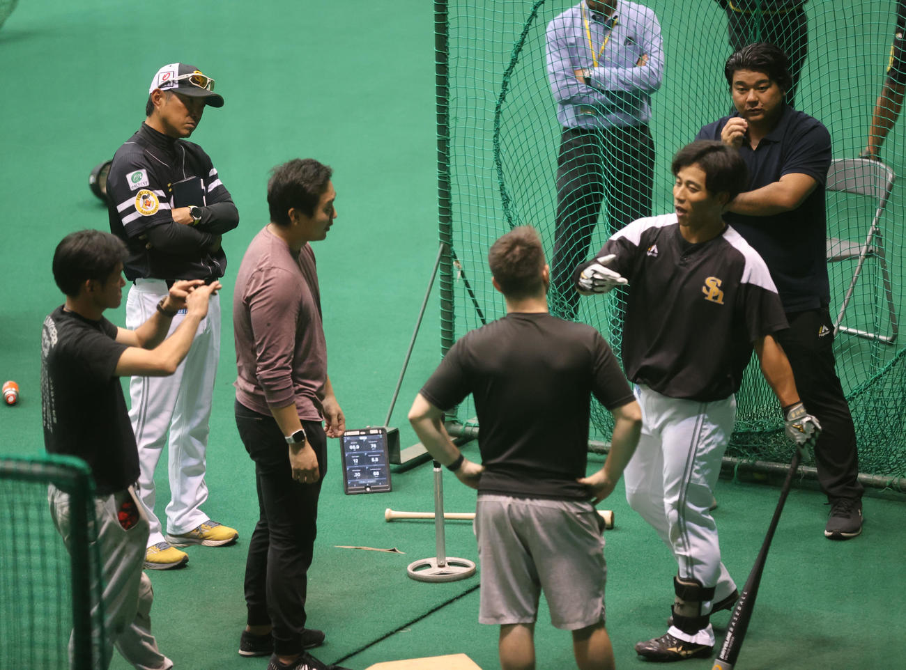 ドライブライン測定の結果を受けフォーム等のチェックをする野村。左は小久保監督（撮影・梅根麻紀）