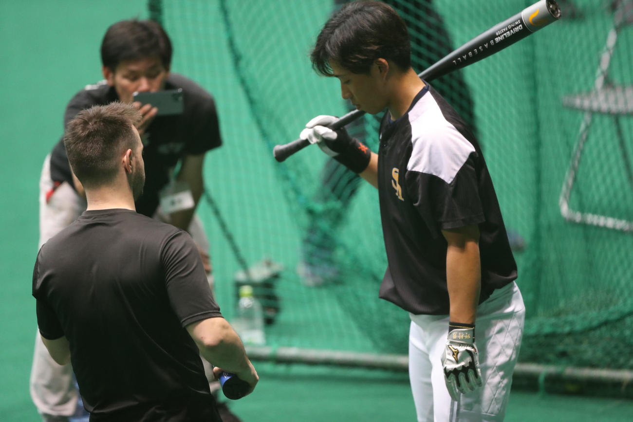 ドライブライン測定の結果を受けフォーム等のチェックをする野村勇（撮影・梅根麻紀）