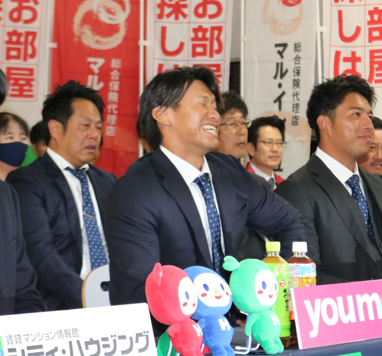DeNAから6位指名を受けた井上絢登外野手は笑顔が弾ける（2023年10月26日撮影）