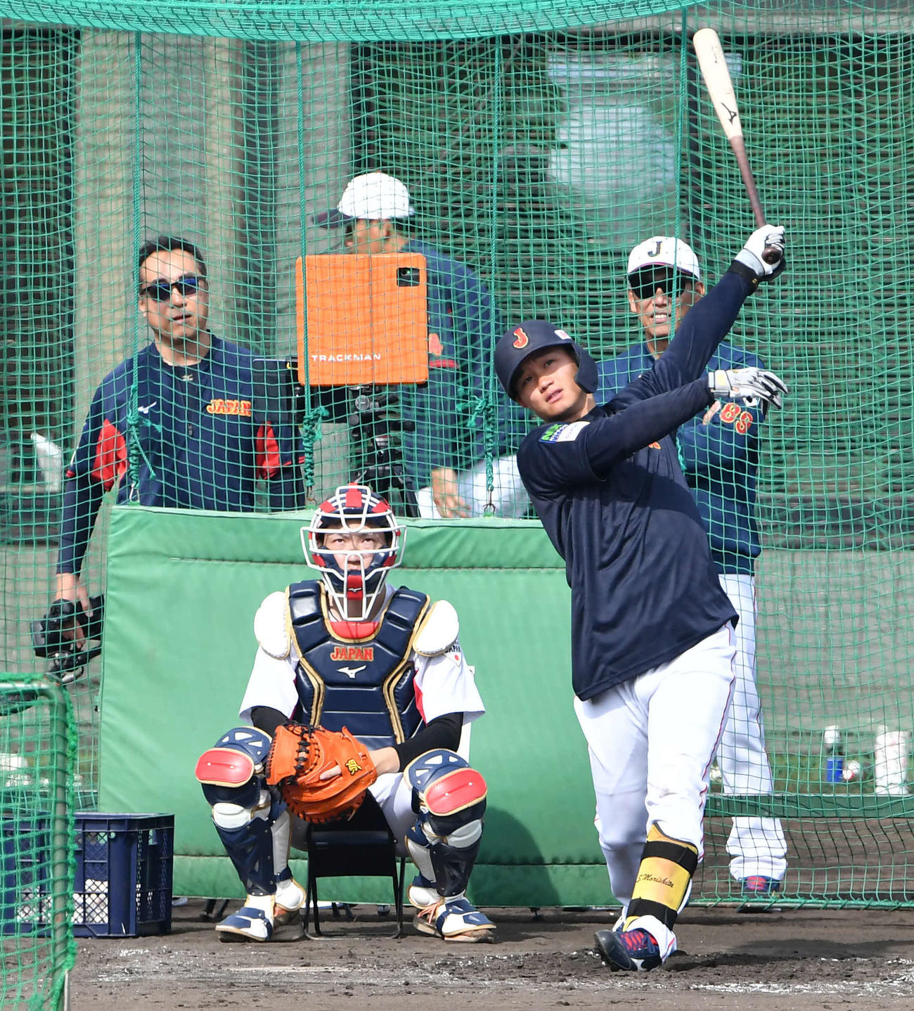 井端監督（右奥）が見守る前でフリー打撃を行う森下（撮影・岩下翔太）