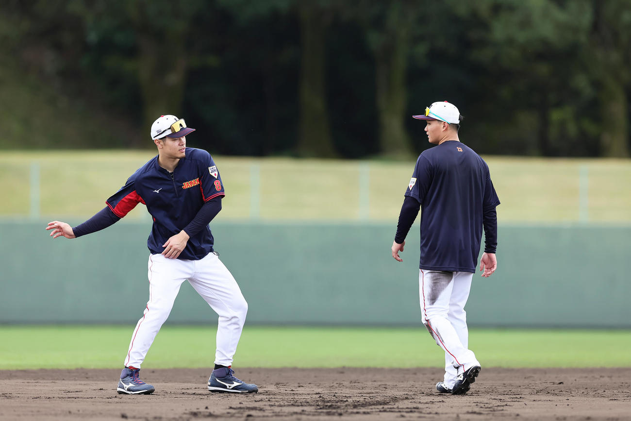 練習中、ジェスチャーを交えながら話す佐藤輝（左）と森下（撮影・足立雅史）