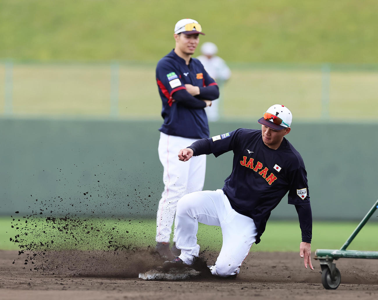 走塁練習する森下（右）を見つめる佐藤輝（撮影・足立雅史）