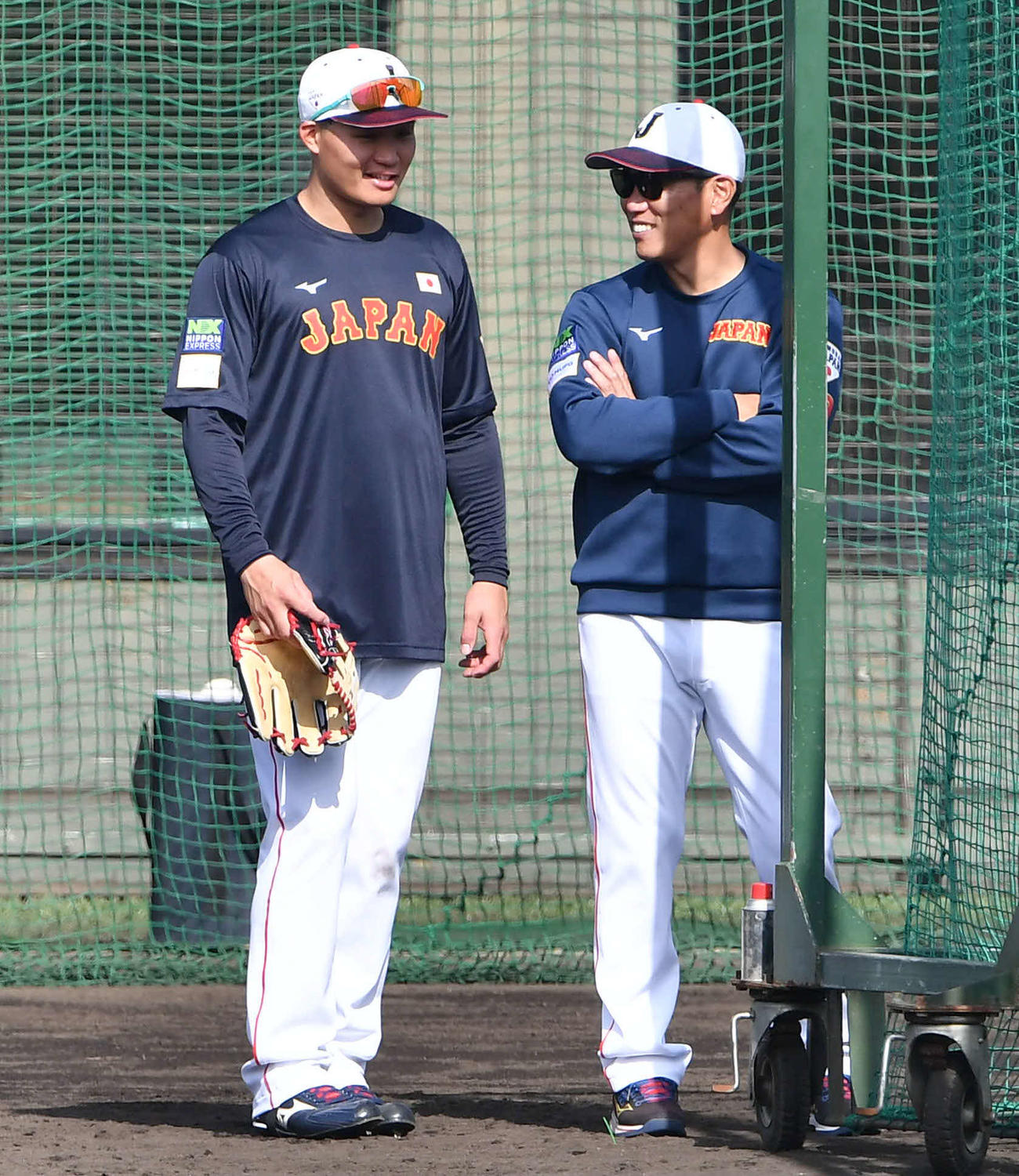 森下（左）と談笑する井端監督（撮影・岩下翔太）