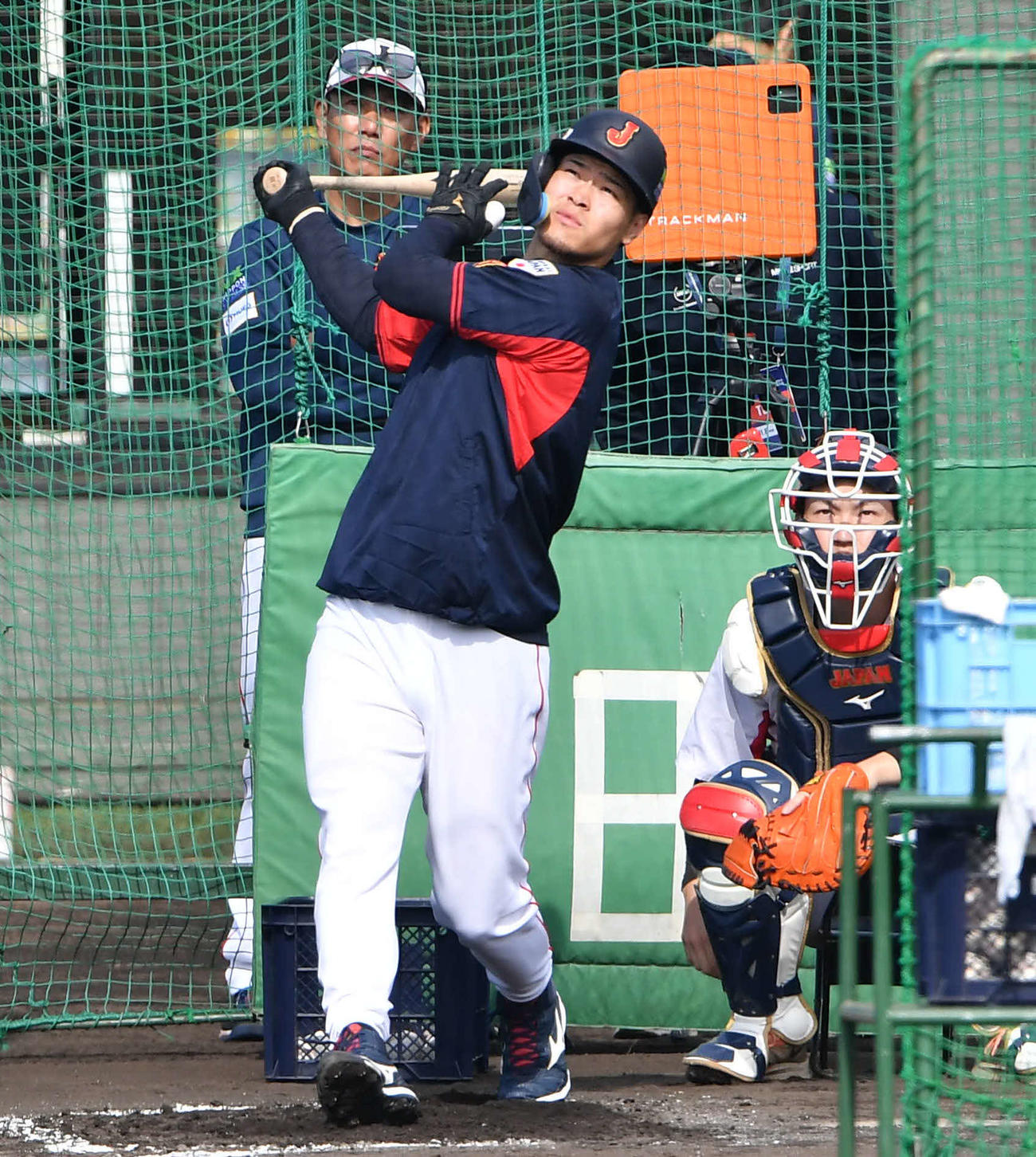 井端監督（左）が見守る前でフリー打撃を行う佐藤輝（撮影・岩下翔太）