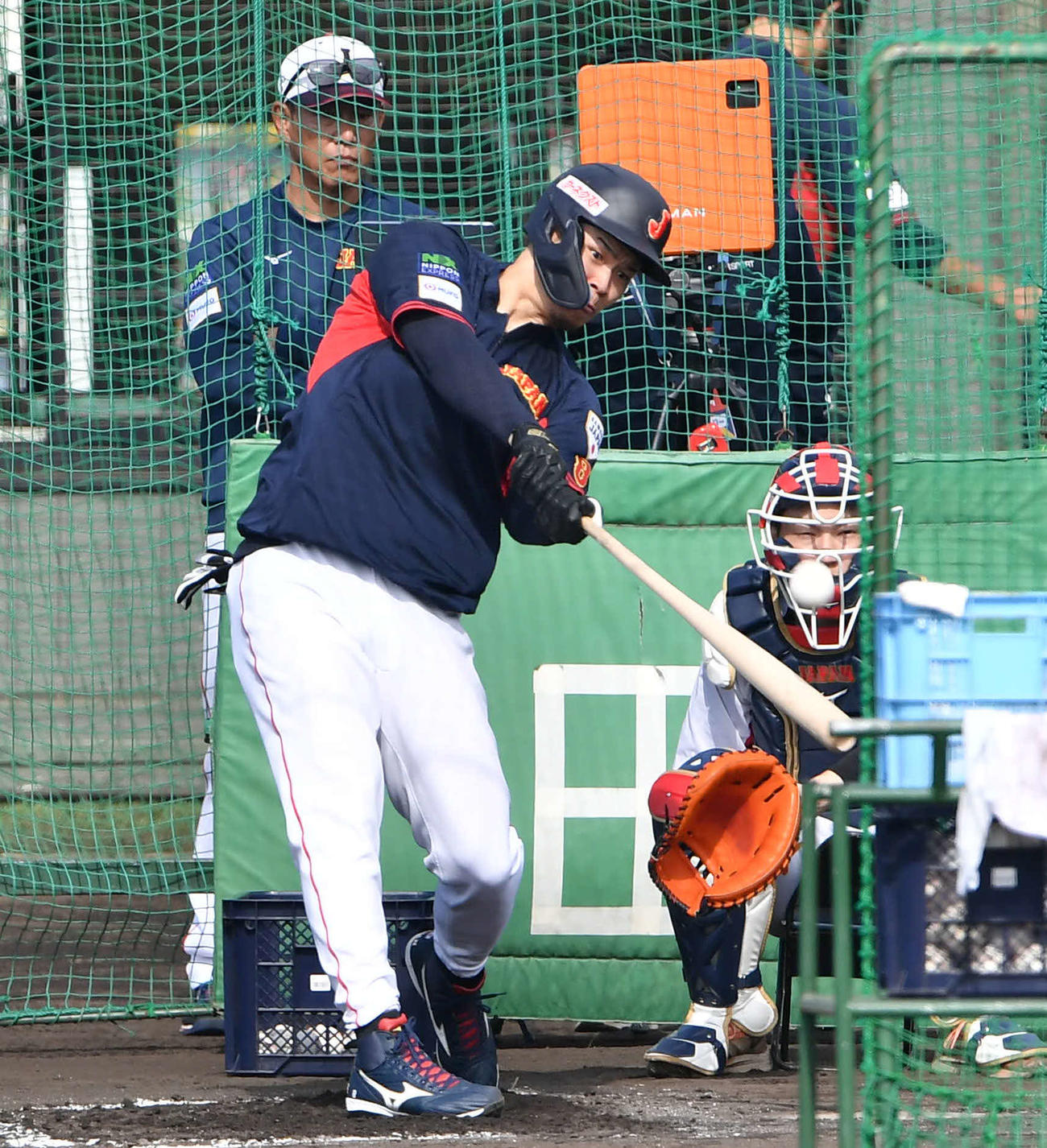 井端監督（左）が見守る前でフリー打撃を行う佐藤輝（撮影・岩下翔太）