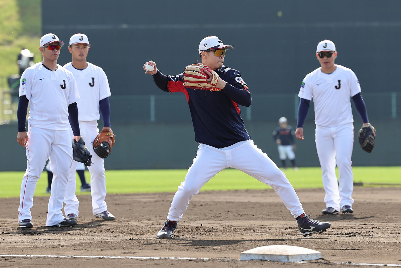 三塁守備練習をする佐藤輝（中央右）。左から坂倉、石橋、1人おいて古賀（撮影・足立雅史）