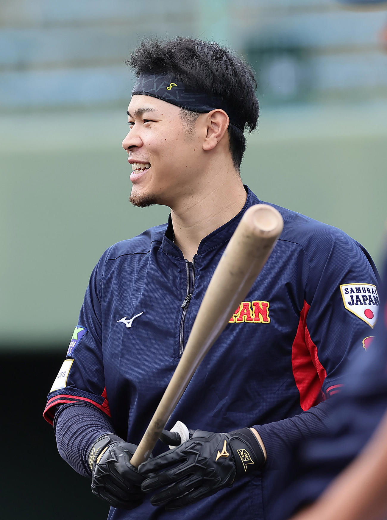 フリー打撃を前に笑顔を見せる佐藤輝（撮影・足立雅史）