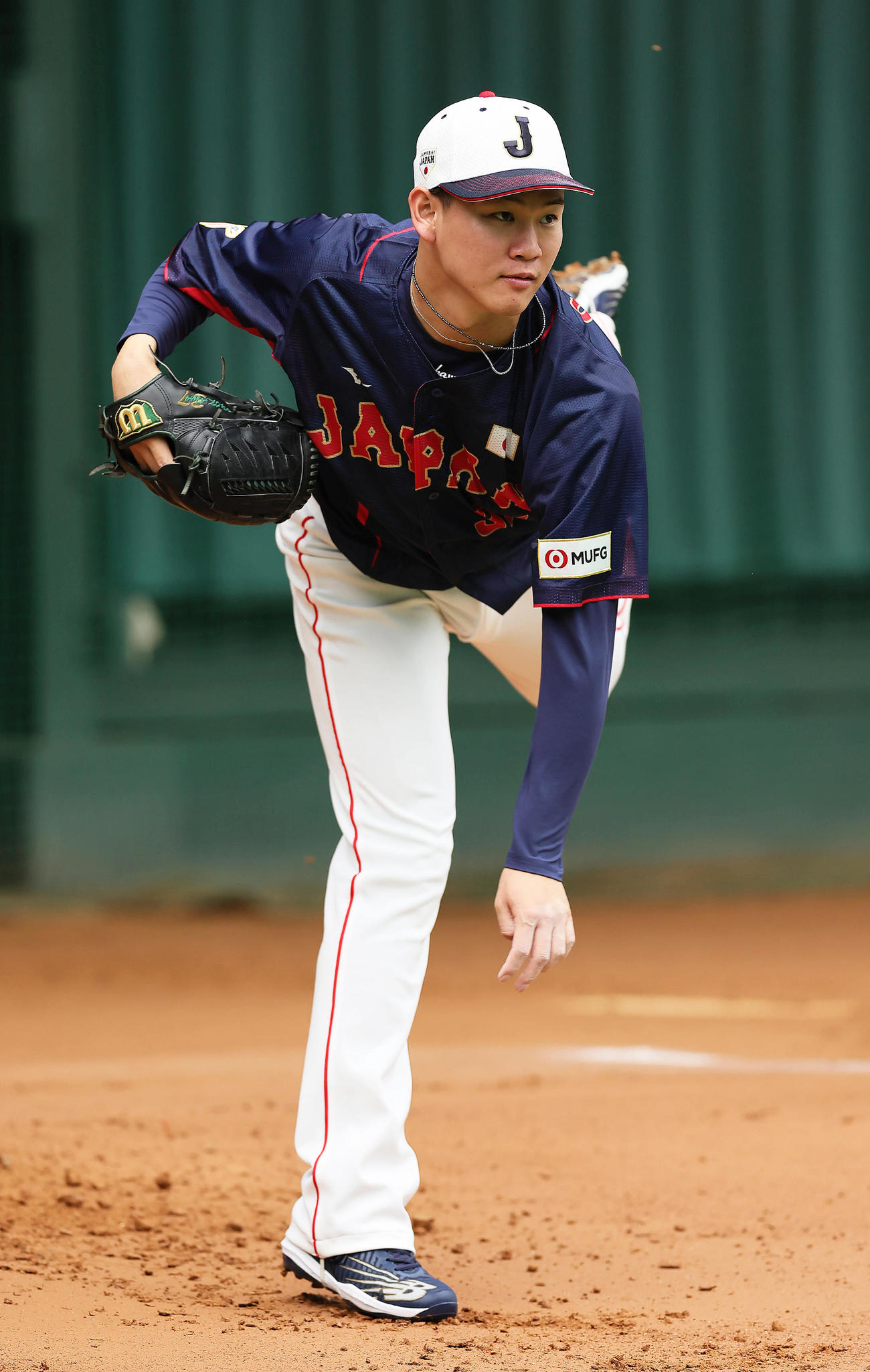 ブルペン投球する及川（撮影・足立雅史）