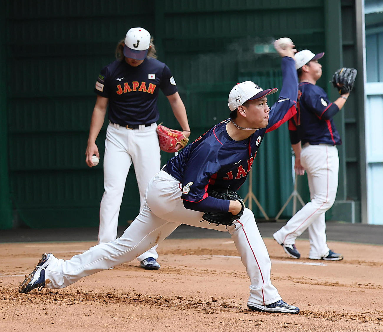 ブルペン投球する及川（撮影・足立雅史）